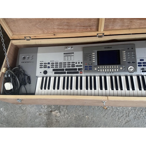 471 - Large electric keyboard