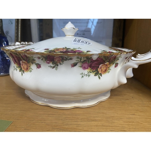 537 - Large Old Country Roses tureen (small chip)