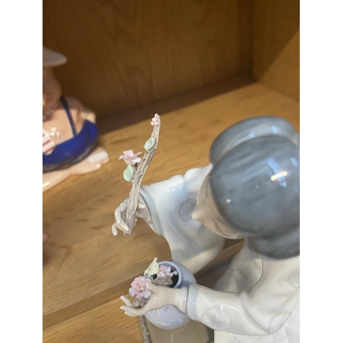 542 - Lladro 'Flower Arranger' figure (stem has been reattached)