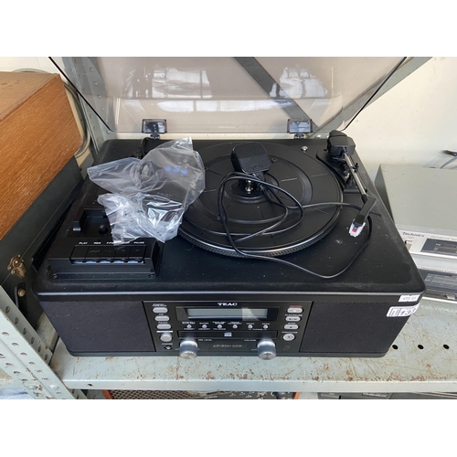 133 - Teac turntable stereo system (LP-R550USB)