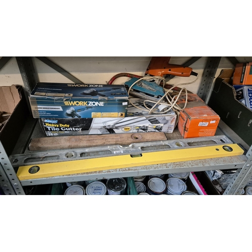 207 - Assorted lot of tools including spirit levels, a tile cutter etc