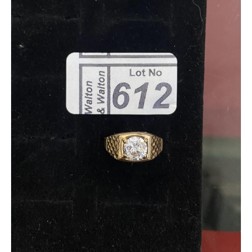 612 - 9ct gold stone set ring, size P - Only 10% buyer's premium