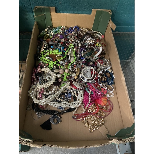 540 - Box containing costume jewellery