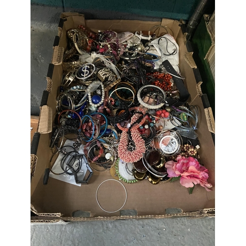 560 - Box containing costume jewellery