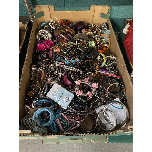 565 - Box containing costume jewellery