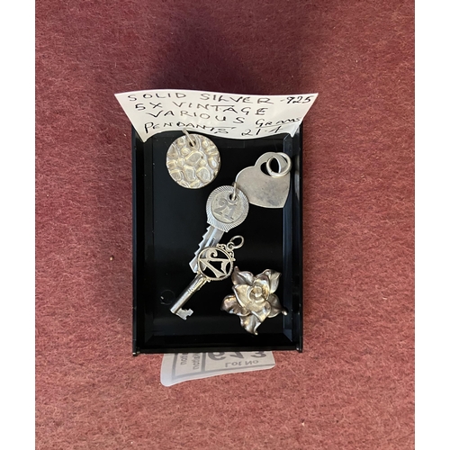 613 - 5 Vintage silver charms, 21.4g