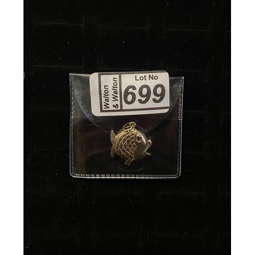 699 - 9ct Gold fish pendant - Only 10% buyer's premium