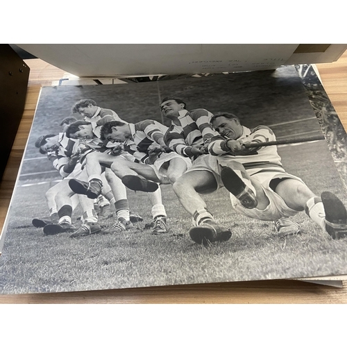 513 - A quantity of black and white photograph prints, some of local interest