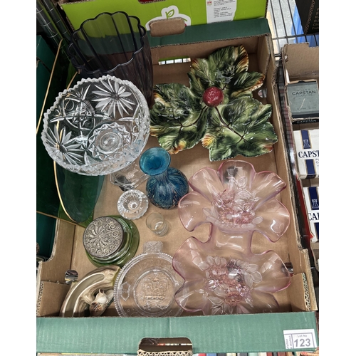 123 - Box containing a twin handkerchief glass bowl and an art glass vase etc
