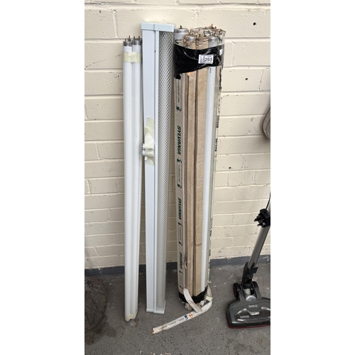 295 - Quantity of fluorescent lighting tubes