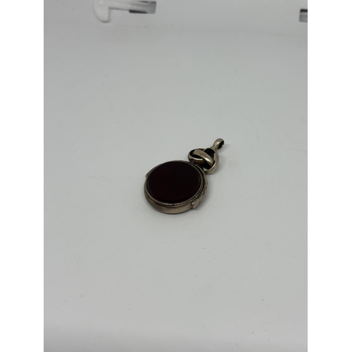 11 - Gold spinning Albert charm featuring bloodstone and carnelian (tests as approx 10ct, no hallmark), 1... 