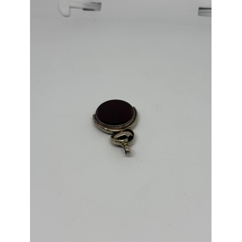11 - Gold spinning Albert charm featuring bloodstone and carnelian (tests as approx 10ct, no hallmark), 1... 