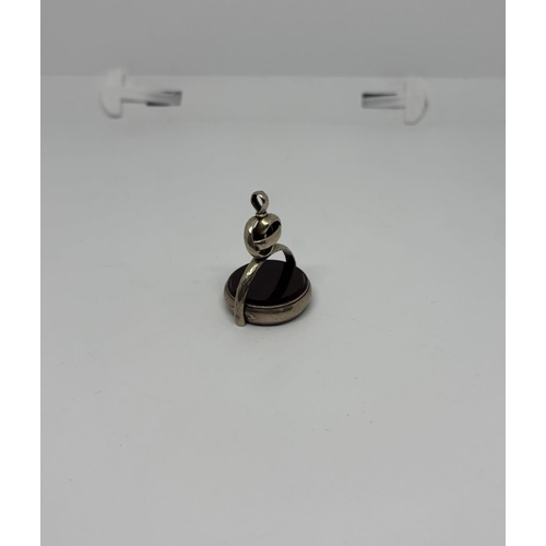 11 - Gold spinning Albert charm featuring bloodstone and carnelian (tests as approx 10ct, no hallmark), 1... 