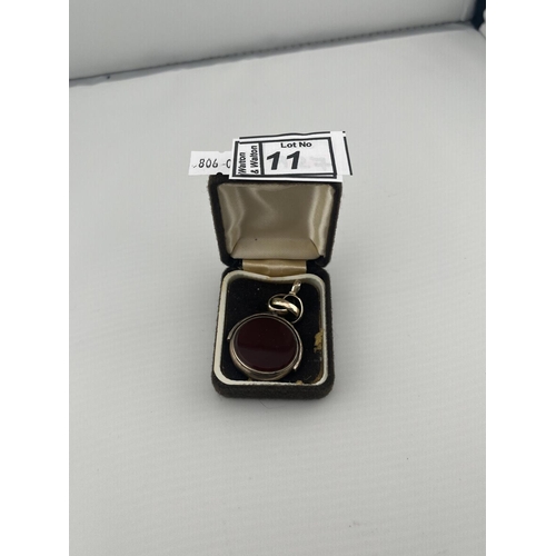 11 - Gold spinning Albert charm featuring bloodstone and carnelian (tests as approx 10ct, no hallmark), 1... 