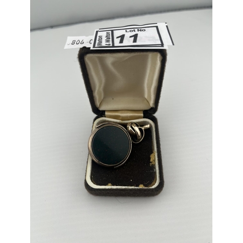 11 - Gold spinning Albert charm featuring bloodstone and carnelian (tests as approx 10ct, no hallmark), 1... 
