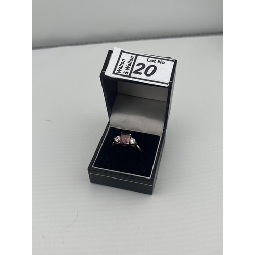 20 - Ornate 9ct gold triple stone set ring, size P 4.4g - Only 10% buyer's premium