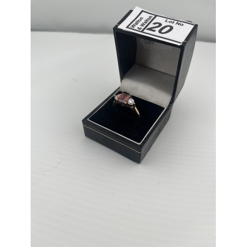 20 - Ornate 9ct gold triple stone set ring, size P 4.4g - Only 10% buyer's premium