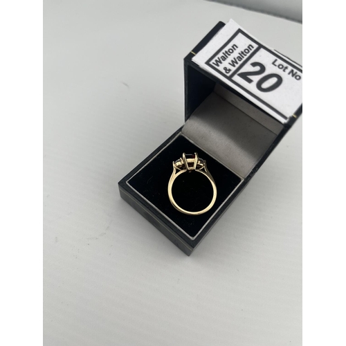 20 - Ornate 9ct gold triple stone set ring, size P 4.4g - Only 10% buyer's premium