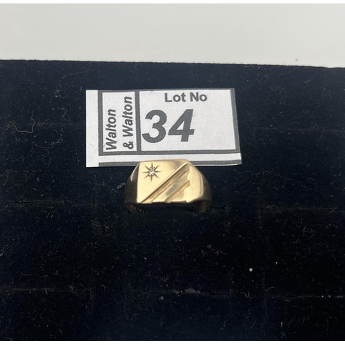 34 - 9ct Gold signet ring featuring diamond, size S 2.6g - Only 10% buyer's premium