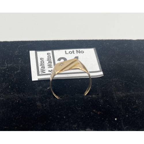 34 - 9ct Gold signet ring featuring diamond, size S 2.6g - Only 10% buyer's premium
