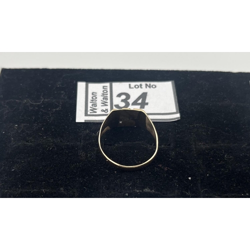 34 - 9ct Gold signet ring featuring diamond, size S 2.6g - Only 10% buyer's premium