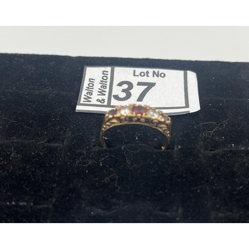 37 - 9ct Gold garnet ring, size O 2g - Only 10% buyer's premium
