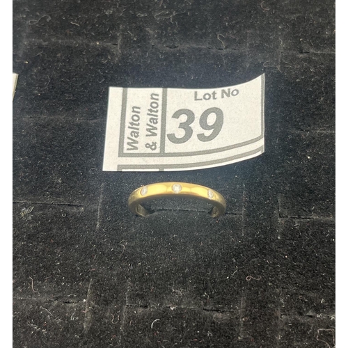 39 - 9ct Gold minimalist diamond ring, size O 2.6g - Only 10% buyer's premium