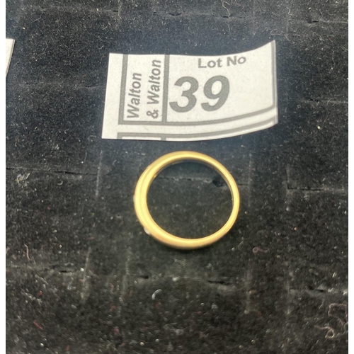 39 - 9ct Gold minimalist diamond ring, size O 2.6g - Only 10% buyer's premium