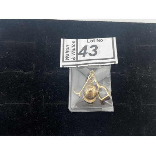 43 - 9ct Gold triple 'horse riding' pendant, 2.2g - Only 10% buyer's premium