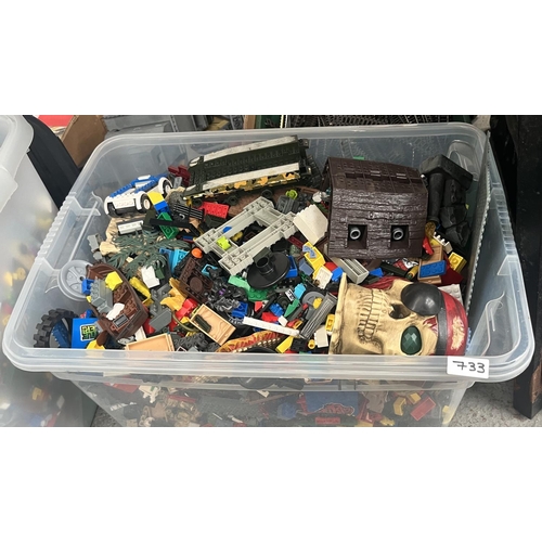733 - Tub containing a large quantity of Lego
