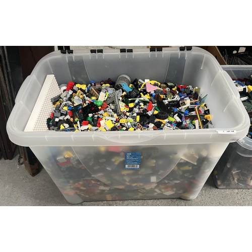 735 - Tub containing a large quantity of Lego