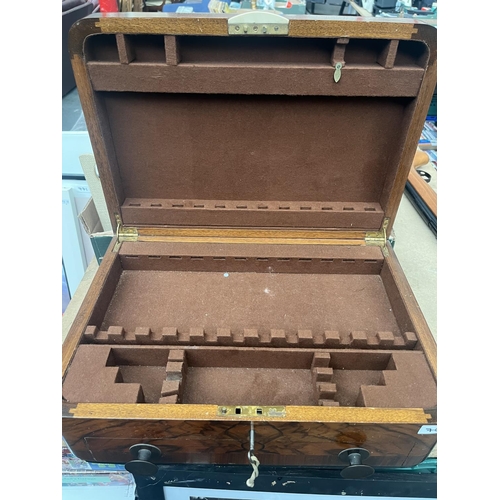 768 - Vintage cutlery case with integrated drawer