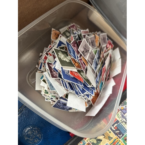 828 - Box containing albums of World stamps and a quantity of loose stamps