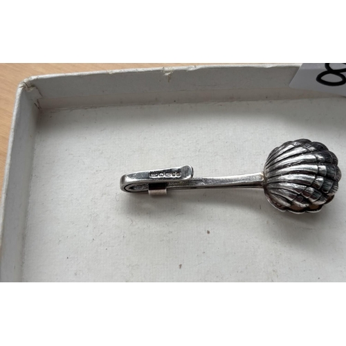 876 - 1956 Sterling silver shell shaped napkin clip by Chamberlain Clarke