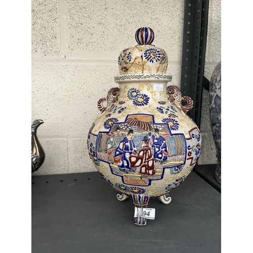 94 - Ornately decorated Japanese tripod jar (broken lid)