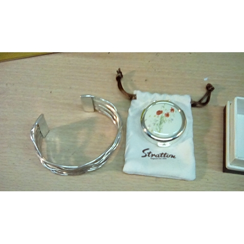 105 - Fashion Bracelet and a Stratton Pill Box in cover & Box