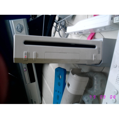 62 - NINTENDO WII WITH SELECTION OF GAMES TESTED AND WORKING WITH CONTROLLERS ETC