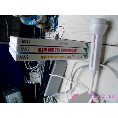 62 - NINTENDO WII WITH SELECTION OF GAMES TESTED AND WORKING WITH CONTROLLERS ETC