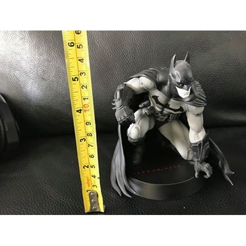 101 - CRACKING BATMAN FIGURES