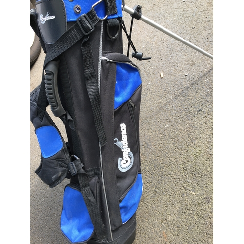 114 - CRACKING KIDS GOLF BAG WITH STAND AND CLUBS