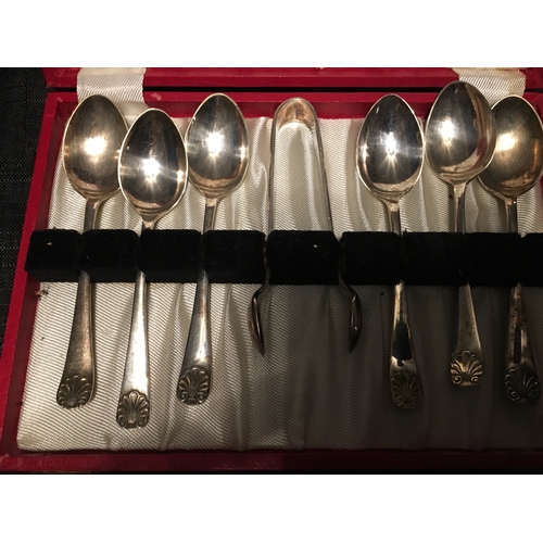 17 - LOVELY VINTAGE BOXED TEASPOONS SET WITH SUGAR NIPS