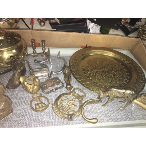 142 - TRAY OF COLLECTABLE BRASS ITEMS