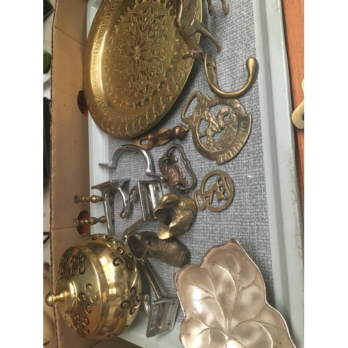 142 - TRAY OF COLLECTABLE BRASS ITEMS