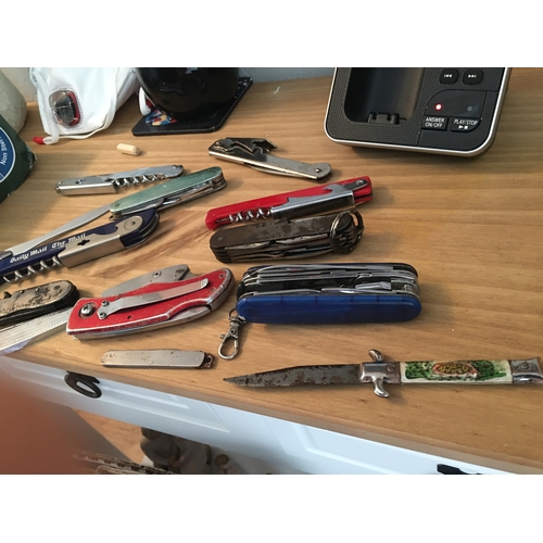 124 - ASSORTMENT OF 13 KNIVES