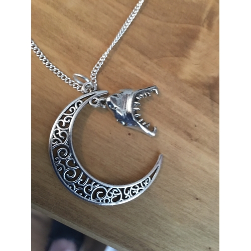 313 - LOVELY SILVER 925 NECKLACE WITH CRESENT MOON WITH HANGING TEETH PENDANT