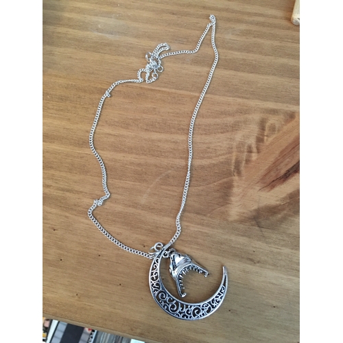 313 - LOVELY SILVER 925 NECKLACE WITH CRESENT MOON WITH HANGING TEETH PENDANT