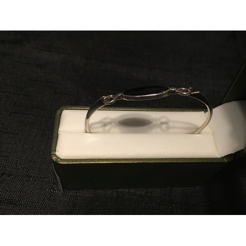 200H - A STUNNING SILVER BANGLE WITH LARGE BLACK STONES IN BEAUTIFULL PRESENTATION BOX