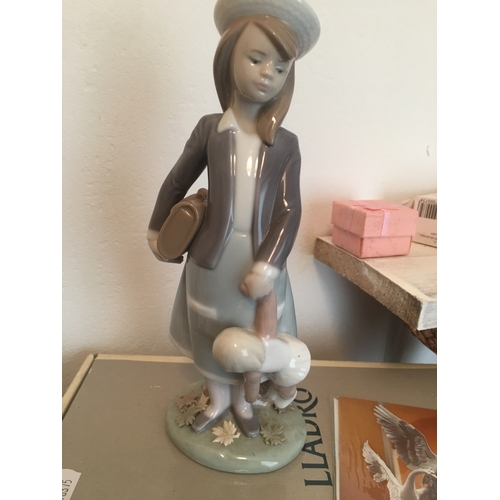 200A - LOVELY RARE BOXED LlADRO VINTAGE 1983 DAISA AUTUMN GIRL FIGURINE