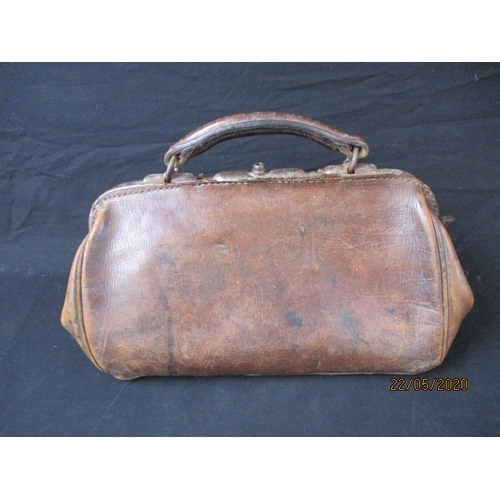 168 - CRACKING EARLY VINTAGE DOCTORS LEATHER BAG (l)