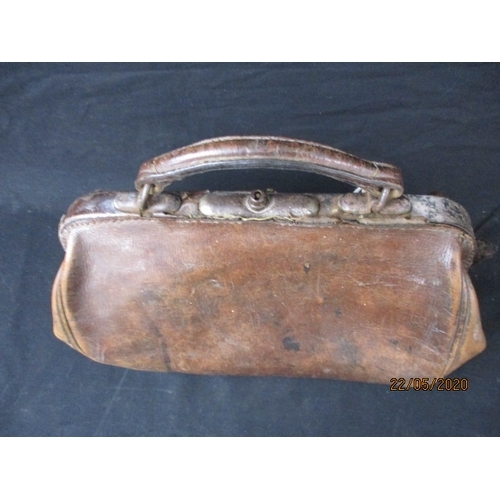 168 - CRACKING EARLY VINTAGE DOCTORS LEATHER BAG (l)